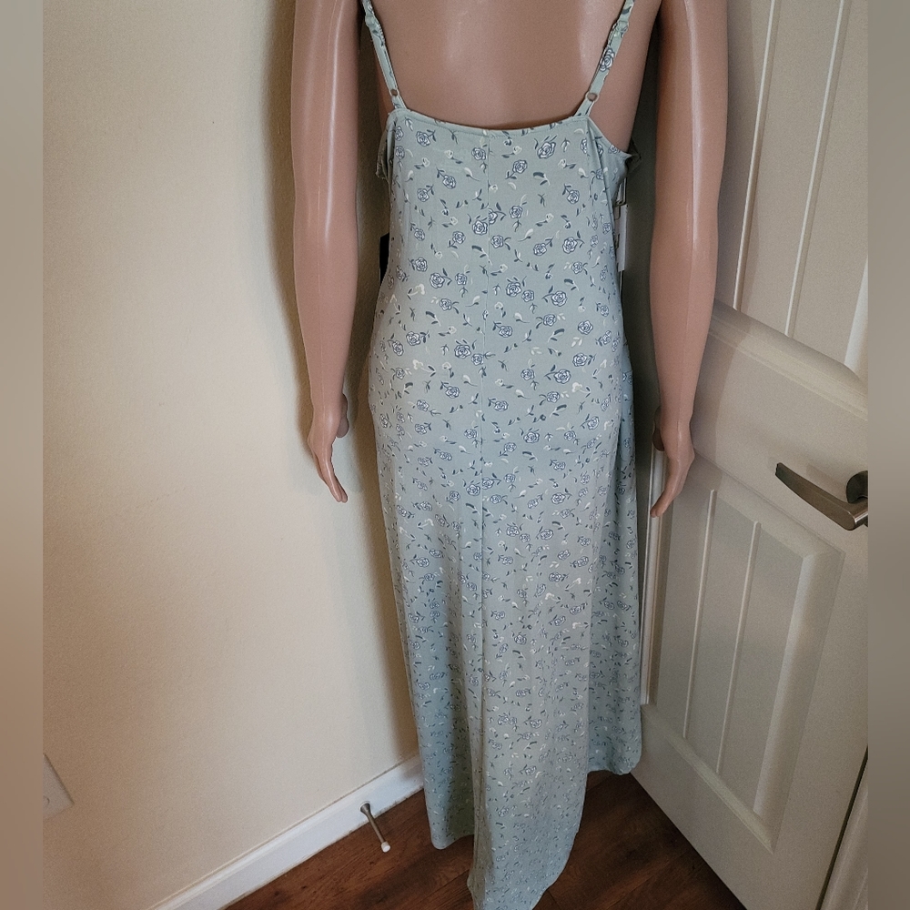NWT! DRESS - Picture 3 of 6